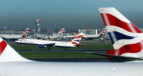 Stevarda letecké spolenosti British Airways bude stát jeho vymylená výhrka draho (ilustraní snímek).