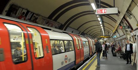 Londýnské metro denn pepraví ti miliony pasaér, o víkendových dnech a ti a pl milionu.