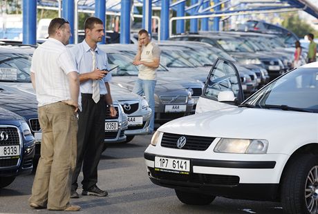 Kauza sporných cen pjek sjednávaných v autobazarech má pokraování. Druhá úvrová firma dostala vysokou pokutu od OI. Ilustraní foto