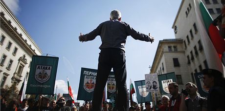 Vdce bulharského hnutí Útok hímá na demonstraci v centru Sofie pro Romm (1.