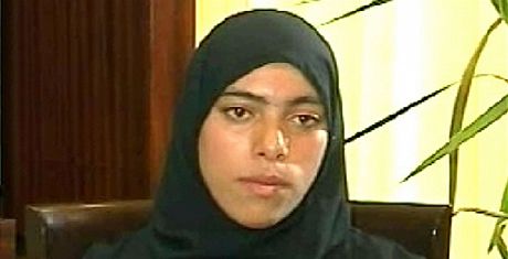 Syanka Zajnab Husníová má být mrtvá, pesto se ukázala v syrské státní