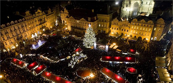 Rozsvícení vánoního stromu na Staromstském námstí si pili prohlédnout