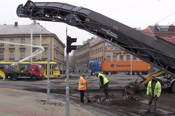 Loni v listopadu byla kvli obnov asfaltového povrchu uzavena kiovatka u Plazy, nyní eká podobný zásah úsek Koterovské tídy.