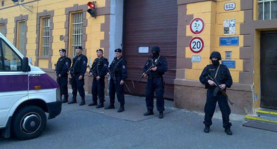 Policisté hlídkují u pokozených vrat Borské vznice, kterými se v noci dostala...