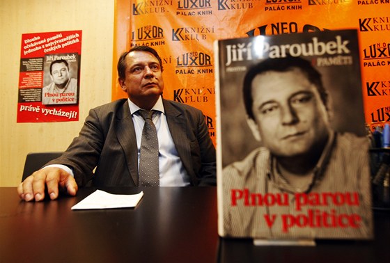 Jií Paroubek na ktu své nové knihy Plnou parou v politice (3. íjna 2011)