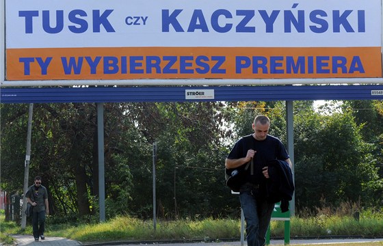 "Tusk i Kaczynski - premiéra vyber ty" láká jeden z pedvolebních billboard