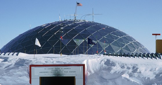 Americká výzkumná stanice Amundsen-Scott na jiním pólu 