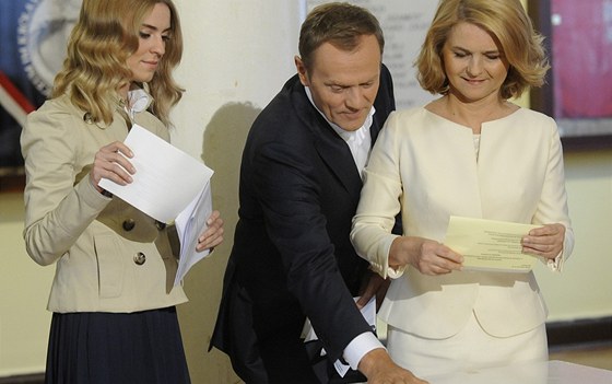 Souasný premiér Donald Tusk s manelkou (napravo) a dcerou volí do parlamentu