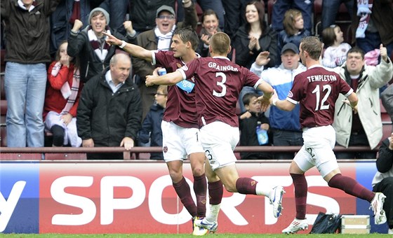 Rudolf Skácel (vlevo) se v barvách skotského týmu Heart of Midlothian trefil do