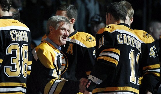 Bobby Orr, jeden z nejslavnjích hokejist NHL vech dob, pi gratulaci hrám Bostonu k zisku Stanley cupu.