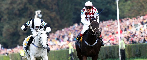 BIÍK V AKCI. Josef Váa uhání k vítzství ve Velké pardubické, druhý nakonec skonil Josef Barto, který hnal svoji Sixteen biíkem.