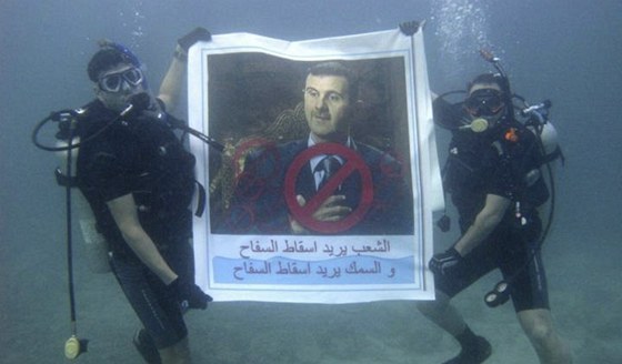 Syrtí demonstranti protestovali proti reimu prezidenta Baára Asada i pod