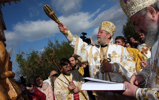 Kostel nejprve ráno vysvtili zástupci rumunské a eské pravoslavné církve (na