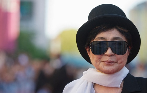 Yoko Ono na premiée filmu George Harrison: Living in the Material World...