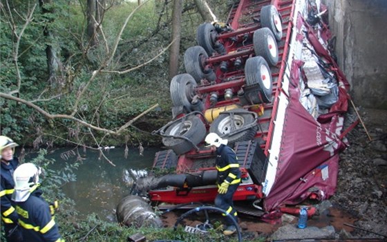 Havárie kamionu na silnici I/58, pi kterém byl poniený mostek, zavinila odklon dopravy pes blízkou obec Petvald na Morav.