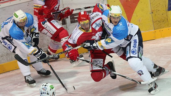 TAM NESMÍ. Plzeský hokejista Nicolas St.Pierre (vpravo) upírá soupei Josefu