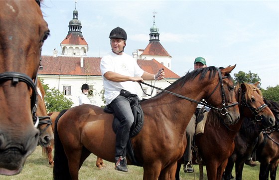 Ministr zemdlství Petr Bendl má na statku Václava Vydry ustájená híbata.