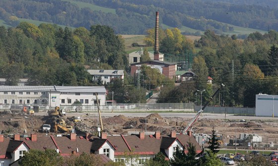 Automobilka staví ve Vrchlabí nové haly na místech, kde bylo hit nebo poární zbrojnice. Nové jsou ale v nedohlednu.