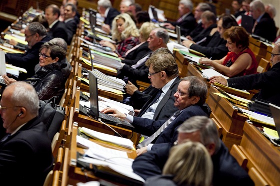 Senátoi mají milionové dluhy, asto si pivydlávají i mimo parlament. Ilustraní foto