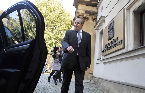 Ivan Fuksa odchází z jednání s premiérem Neasem. (4. íjna 2011)
