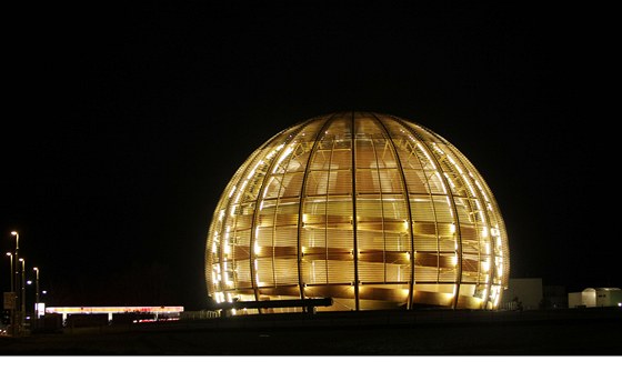 Jedeme naplno, jako na vdomí dávala budova návtvnického centra ve stedisku CERN. 
