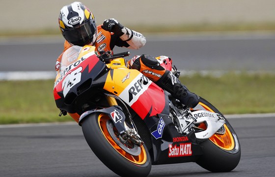 panlský motocyklista Dani Pedrosa projídí vítzn cílem závodu MotoGP ve