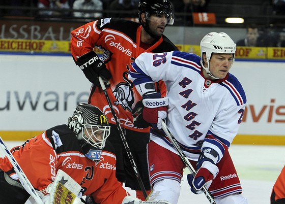 Ruslan Fedotnko z NY Rangers ped brankáem Jussim Markkanenem ze Zugu. Brání