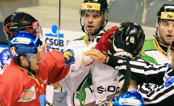 Potyka v utkání Pardubice - Mladá Boleslav