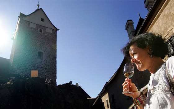 Lidé pi vinobraní na hrad Loket ochutnávali rzné druhy burák, vín a