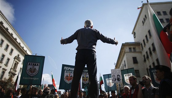 Vdce bulharského hnutí Útok hímá na demonstraci v centru Sofie pro Romm (1.