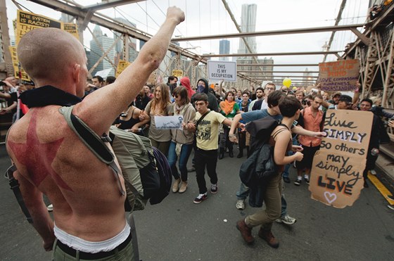 Demonstranti obsadili Brooklynský most, dleitou dopravní tepnu New Yorku (2.