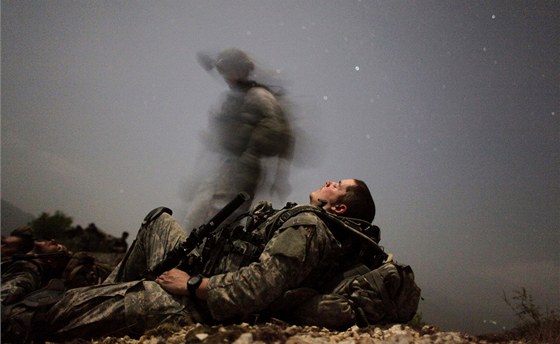 Americký voják odpoívá pi noní misi poblí základny Honaker Miracle v