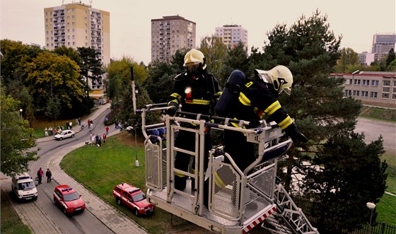 Do olomouckého bytu se museli hasii dostávat pomocí výkové ploiny.