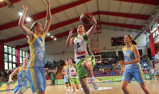 Barbora Kapárková, dcera fotbalového internacionála Karla Kroupy, pivedla otce k basketbalu.