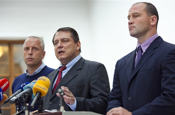 Petr Benda, Jií Paroubek a Jií légr oznámili na tiskové konferenci odchod z