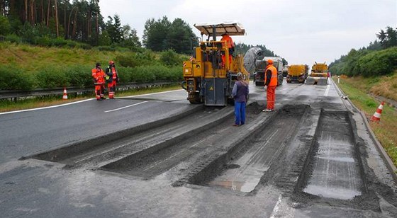 Stamiliony na drobné akce na dálnicích proudily jen pár firmám bez otevené soute