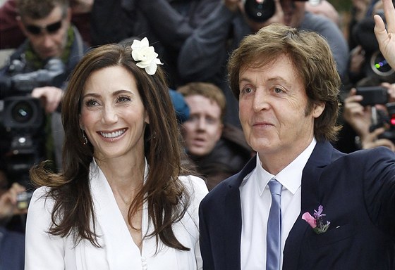 Paul McCartney a Nancy Shevellová se vzali v Londýn (9.10.2011).