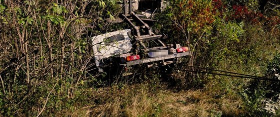 Nákladní auto bez idie ujelo stovky metr, nakonec skonilo zaboené v potoce