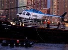 Vytahovn helikoptry z eky East River (4. jna 2011)