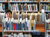 Knihovnice Dagmar Vegrichtová mezi regály v Krajské knihovně v Karlových Varech. Knihovnice Dagmar Vegrichtová mezi regály v Krajské knihovně v Karlových Varech.