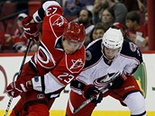 Tom Kubalk (vpravo) z Columbusu Blue Jackets zastavuje Alexeje