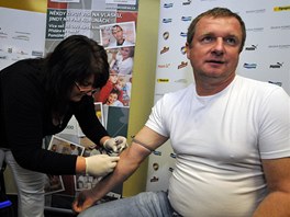 Trenr Pavel Vrba si nechv odebrat vzorek krve potebn pro vstup do registru