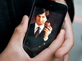 Fred Velez ze San Franciska dr iPhone s portrtem Steva Jobse. (6. jna 2011)