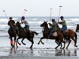 Mui hrají polo na plái u jednoho z nejvtích pákistánských mst Karáí. (4.