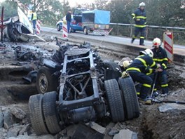 Odstraovn nsledk nehody kamionu u Petvaldu na Novojinsku. (3. jna