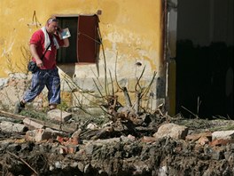 První etapa demoliních prací v bývalých vojenských kasárnách V Lipách zahrnuje zejména nepotebné objekty skryté za hlavními kasárenskými budovami. 