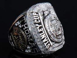 Prsten, který dostali hokejisté Bostonu za vítzství ve Stanley Cupu. 