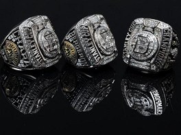 Prsteny, které dostali hokejisté Bostonu za vítzství ve Stanley Cupu. 
