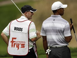 Tiger Woods a jeho nov caddie Joe LaCava ped turnajem Frys.com. 