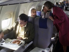 Letuka obsluhuje cestujcho v letadle
